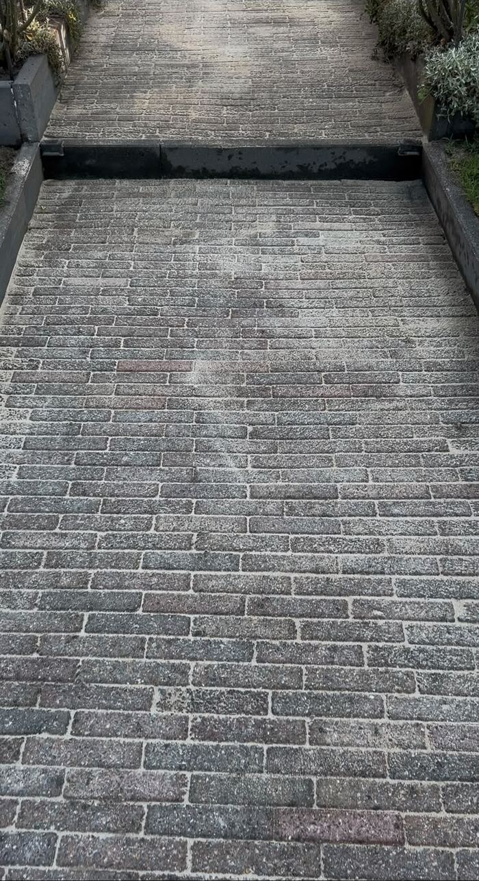Bestrating met opnieuw ingevoegde voegen na reiniging